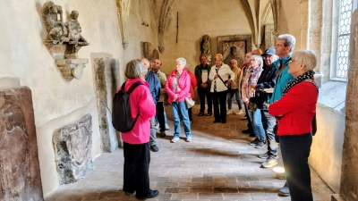 In kleinen Gruppen wurden die Teilnehmenden durch den Kreuzgang geführt.  (Bild: Walter Elberskirch)