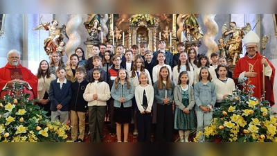 Die 39 Neugefirmten der Seelsorgegemeinschaft mit Weihbischof Dr. Josef Graf (rechts) und Pfarrer Arnold Pirner (links). (Bild: Rita Gleißner)