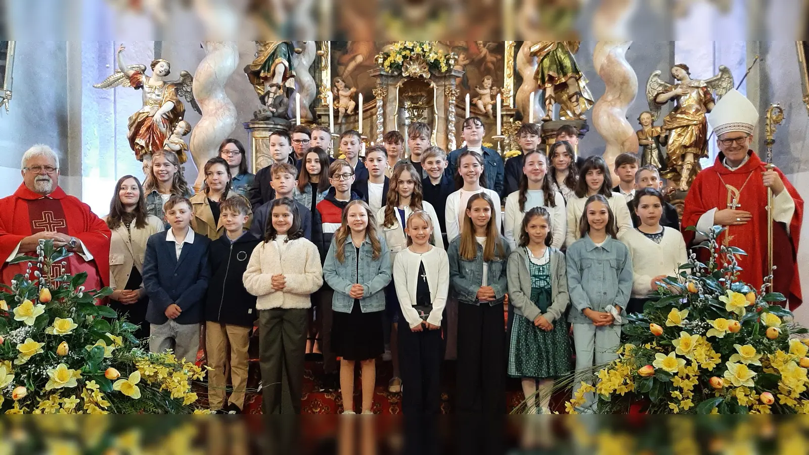 Die 39 Neugefirmten der Seelsorgegemeinschaft mit Weihbischof Dr. Josef Graf (rechts) und Pfarrer Arnold Pirner (links). (Bild: Rita Gleißner)