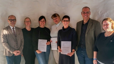 Die neuen Mitglieder im Netzwerk Inklusion: die HEP-Schule in Weiden, der Ukrainisch-Bayerische Verein und das BFZ Neustadt/Wn mit dem Stv. Landrat Dr. Alfred Scheidler (links) und Leitung Christina Ponader (rechts)  (Bild: Christina Ponader)