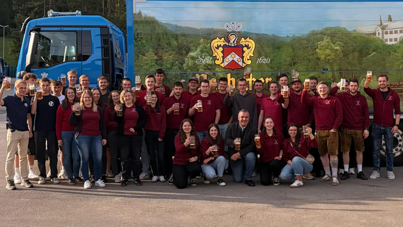 Die Mitglieder der KLJB Stulln bei der Bierprobe in der Schlossbrauerei Naabeck. (Bild: Gisela Eckl)