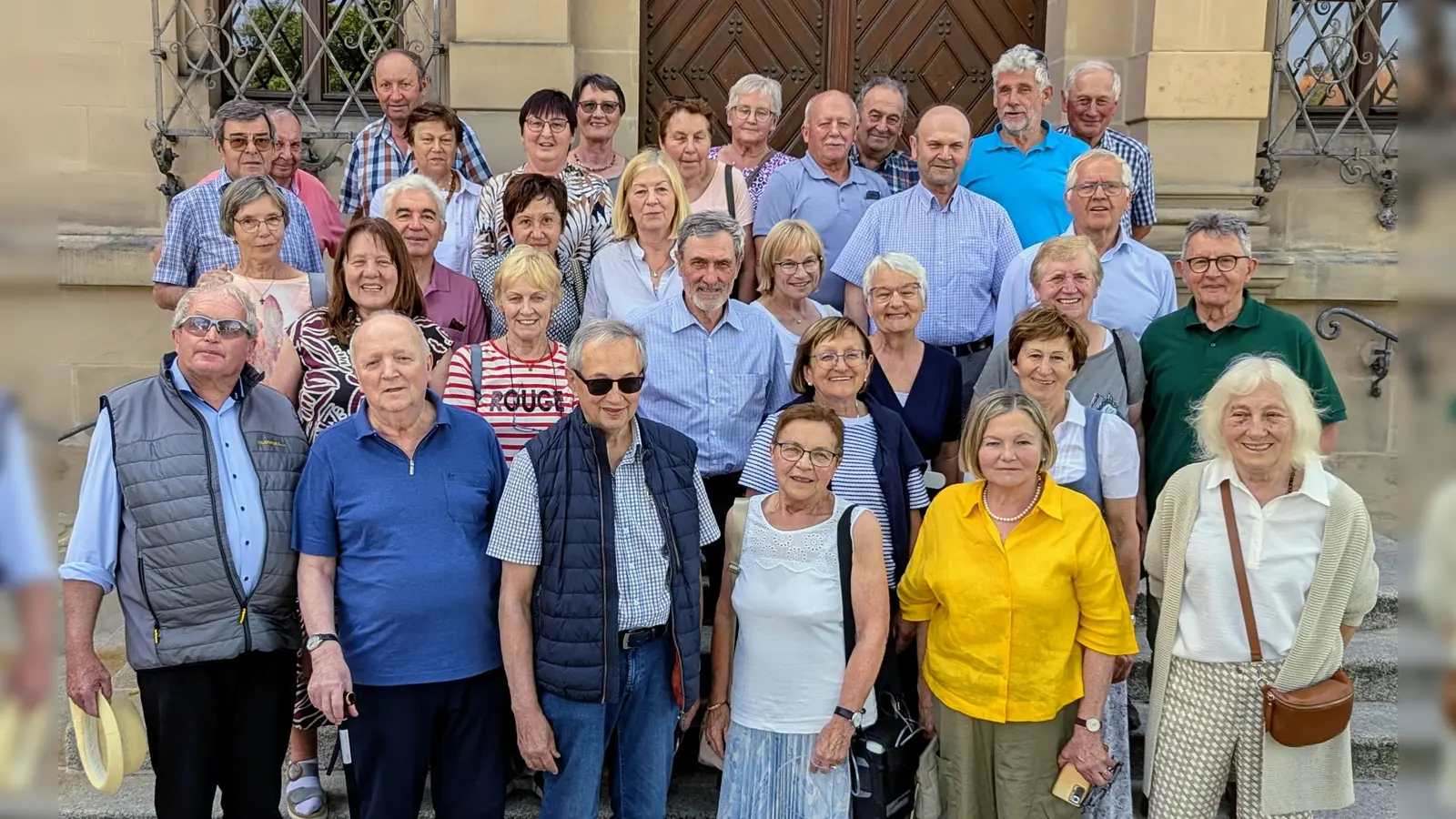 Gruppenfoto im Hof des Landratsamtes, ganz rechts Organisatorin Christl Kredler (Bild: Hans Buchinger)