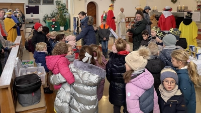 Die Kinder musizieren zusammen mit Susanne Säckl und Susann Hautmann. (Bild: Melanie Tafelmeyer)