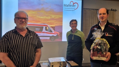 Einblick in eine besondere Idee: Referent Florian Faltenbacher (rechts) mit den Kolping-Verantwortlichen Reiner Gärtner und Barbara Kaßeckert. (Bild: Wolfgang Schraml)