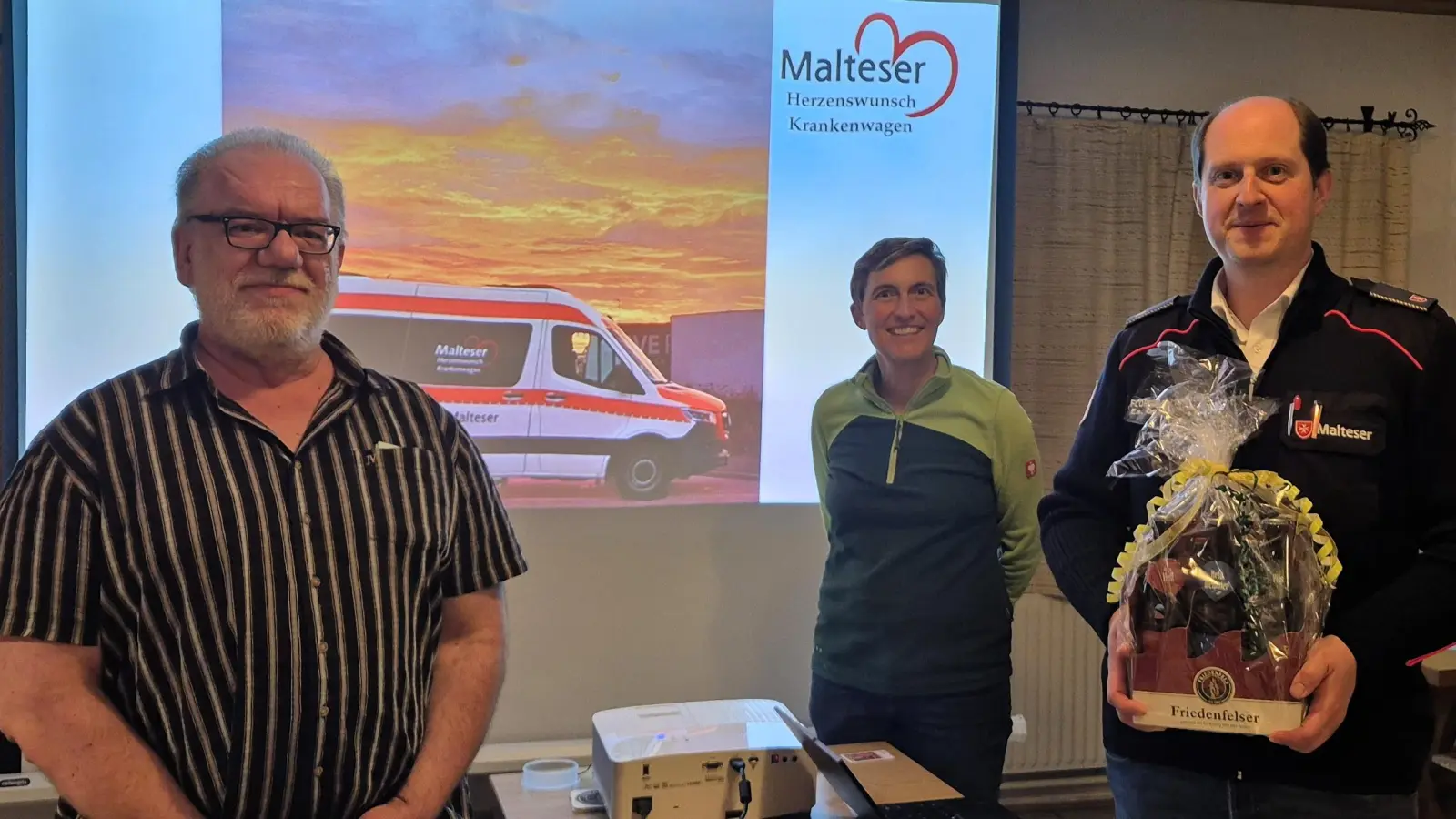 Einblick in eine besondere Idee: Referent Florian Faltenbacher (rechts) mit den Kolping-Verantwortlichen Reiner Gärtner und Barbara Kaßeckert. (Bild: Wolfgang Schraml)