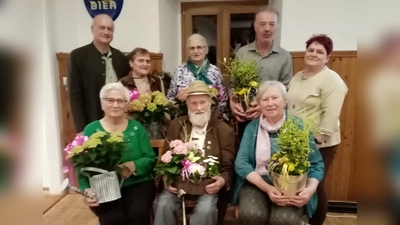 Bürgermeister Walter Schauer, Marianne Dirscherl, Brigitte Scherr, Michael Klonner (in Vertretung für Christine Klonner), 1. Vorstand GOV Angelika Failer, (oben von links), . Anna Schwendner, Wilhelm Nirschl, Margarethe Greber (unten von links).  (Bild: Stefanie Scherr)
