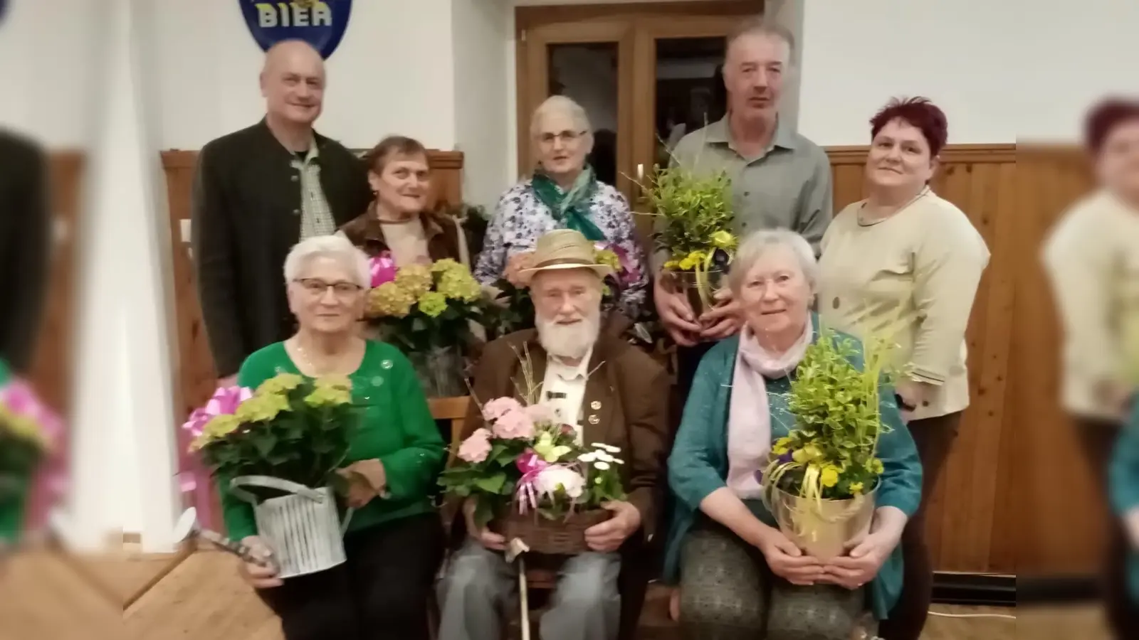 Bürgermeister Walter Schauer, Marianne Dirscherl, Brigitte Scherr, Michael Klonner (in Vertretung für Christine Klonner), 1. Vorstand GOV Angelika Failer, (oben von links), . Anna Schwendner, Wilhelm Nirschl, Margarethe Greber (unten von links).  (Bild: Stefanie Scherr)