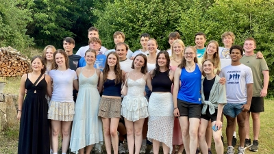 Die Schülerinnen und Schüler aus Amberg und St. Louis bei der Abschiedsparty in der Molzmühle. (Bild: Ina Piehler)