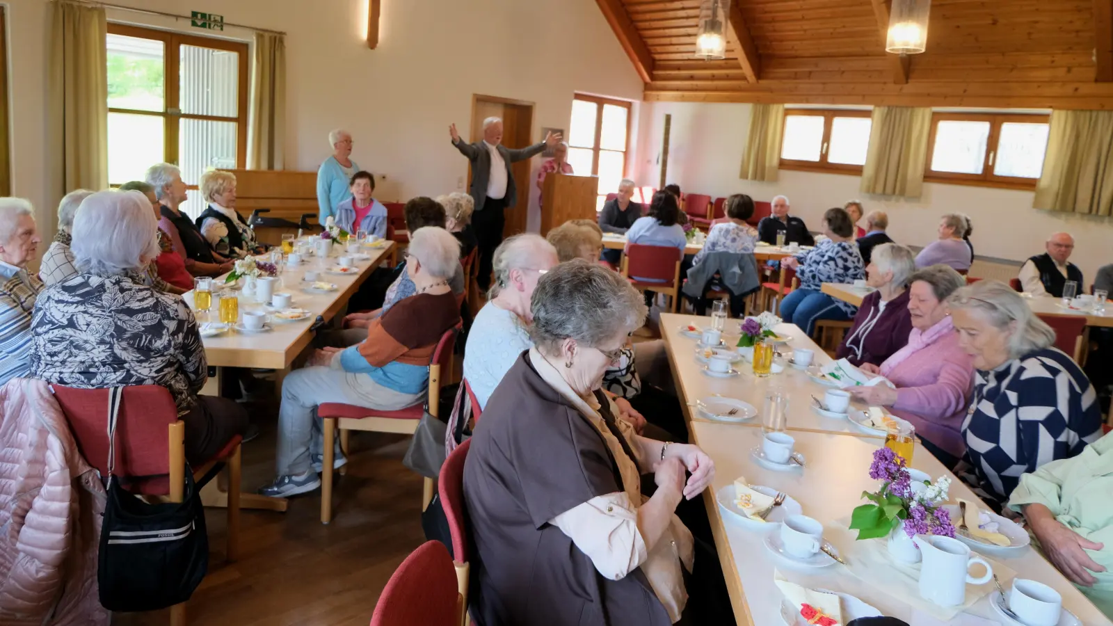 Eine große Seniorengemeinschaft trafen sich zum Mutter- und Großelterntag des Seniorenkreises Klub 70 der evangelischen Kirchengemeinde St. Johannes Baptista. (Bild: Fred Lehner)