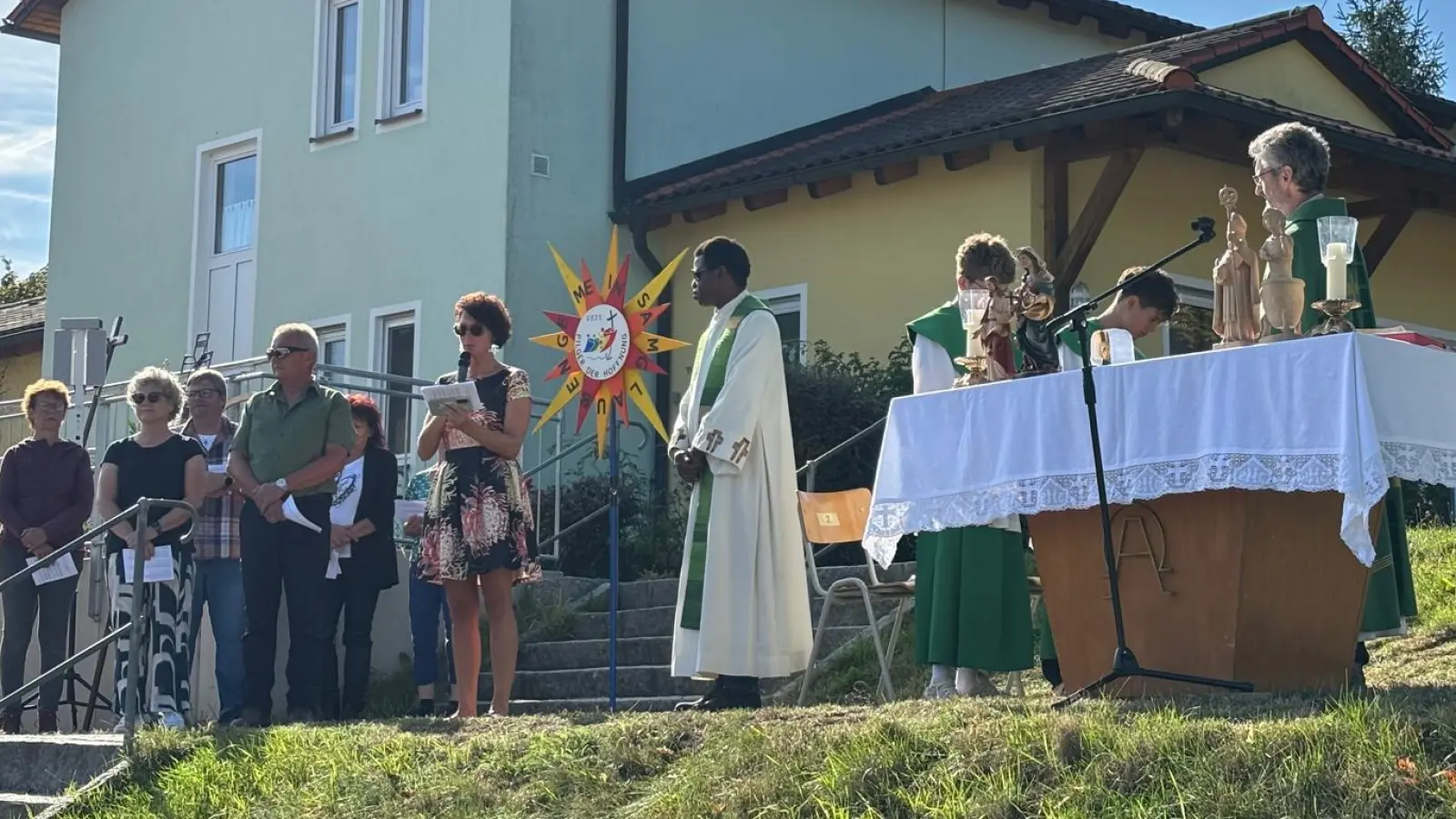 Sternwallfahrt „Pilger der Hoffnung”, Gottesdienst, hier Fürbitten mit dem Motto des Sterns „GEMEINSAM GLAUBEN” (Bild: Inge Gebert)