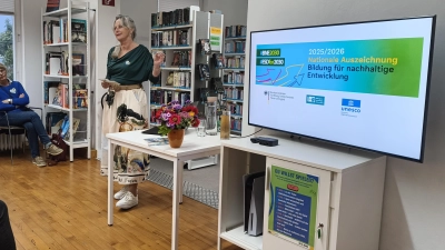 In dem sehr gut besuchten Vortrag sprach Cordula Weimann, Gründerin der Bewegung `Omas/Opas for Future zum Thema: „Eine andere, glückliche Zukunft ist möglich - Wie sieht eine lebenswerte Stadt aus?“.  (Bild: Andre Meidenbauer)