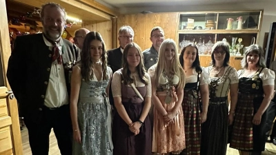 Vereinsmeister der Burgschützen Trausnitz mit ihrem 1. Schützenmeister Ludwig Kraus von li. nach re. hintere Reihe: Rudolf Runge, Bauer Armin, Dirschedl Matthias, <br>1.Reihe von li. nach re: Jana Stahl, Nina Lehner, Mia Horoszak, Franziska Wolf, Monika Scharf , 2. Schützenmeister Claudia Bodensteiner.  (Bild: Monika Horoszak)