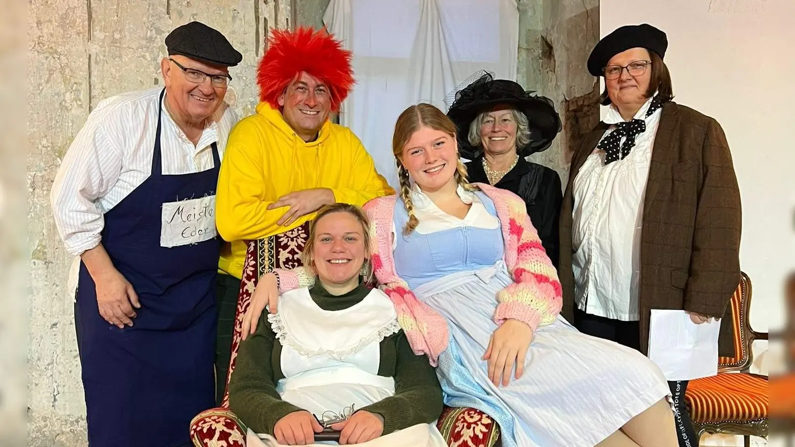 „Pumuckl und das Schlossgespuksl” – so hieß der Titel der ersten Kinderlesung des Festspielvereins. Die Akteure sitzend von links: Saskia Krügelstein (Erzählerin) und Melina Merkl (Leni), stehend von links: Roland Fritsch (Meister Eder), Andreas Schießler (Pumuckl, Autor des Stücks), Elvira Klemen (Schlossherrin) und Mandy Römer (Schlossverwalterin). (Bild: Sabine Wopperer)