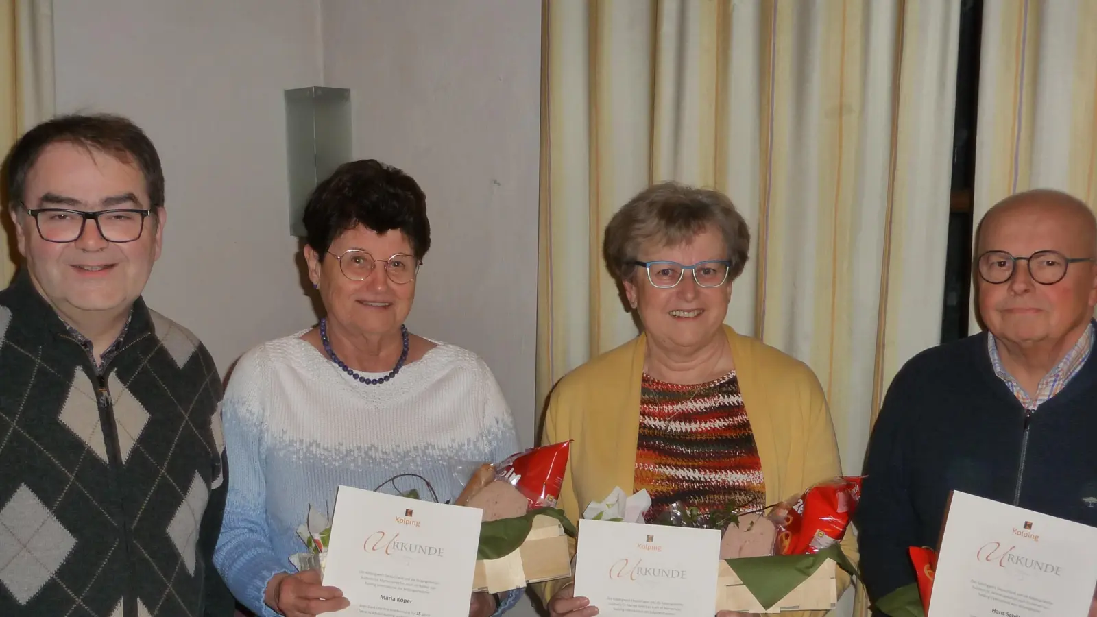Für ihre langjährige Treue zu Kolping ehrte (von links) Präses Herbert Mader Maria Köper, Gabriele Schötz und Hans Schötz. (Bild: bba)