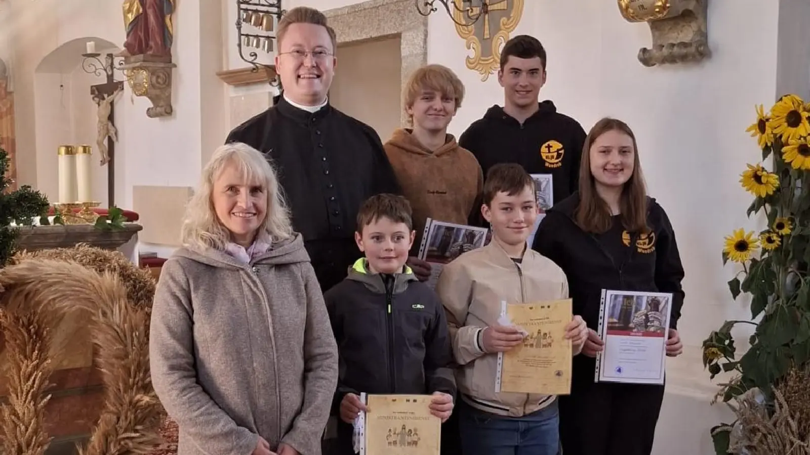 von links nach rechts: Pfarrgemeinderatssprecherin Bettina Schmid, Kaplan Herr Alexander, Elias Gradl, David Schmid, David Forster, Lukas Döllinger und Magdalena Härtl  (Bild: Markus Siller )