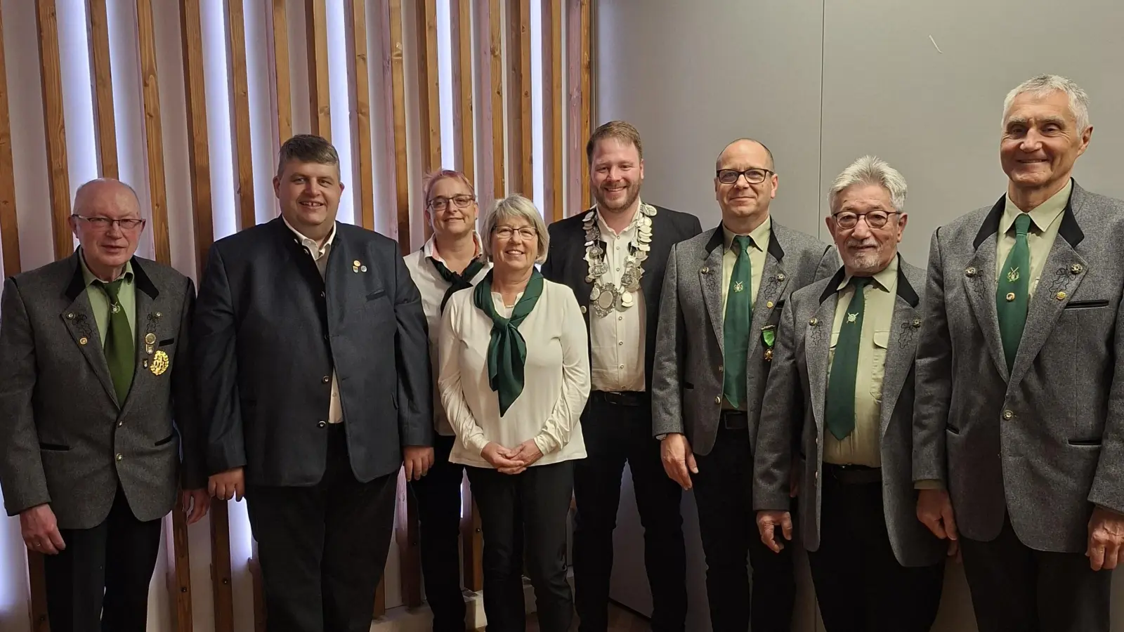 Von links: Schützenmeister Werner Gleißner, Bürgermeister Dieter Dehling, Vereinsmeisterinnen Birgit Böttner und Monika Gleißner, Schützenkönig Henner Wasmuth, 2. Ritter u. Vereinsmeister Bertram Menzel, Vereinsmeister Lorenz Geitner, Hans Loos. (Bild: Michaela Purrer)