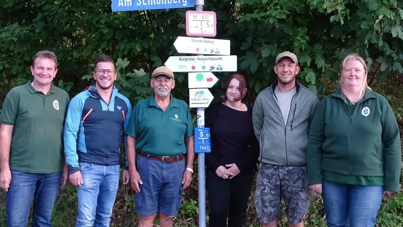 Wegewart Stephan Hautmann (links) freut sich über tatkräftige Unterstützung durch die neuen Wegepaten.  (Bild: Stephan Hautmann)