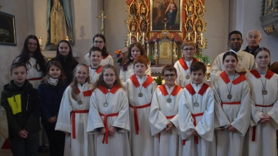 Die gesamte Ministrantenschar freut sich mit P. Georg Parampilthadathil und Kirchenpfleger Jakob Mutzbauer über die sechs neuen Minis. Verabschiedet wurde Jana Fuchs (hintere Reihe, 2.v.links). (Bild: Ulrike Wagner)