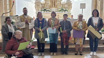 Der neue Pfarrgemeinderat Sankt Petrus Kastl, von links: Gabriele Klett-Ghanem, Vorsitzende Theresia Otterbein, Pfarrer Johannes Arweck, Birgit, Wiesend, Gerlinde Mosner, Marianne Geitner, stellvertretende Vorsitzende Angelika Hiller, Claudia Niebler.Nicht auf dem Bild: Daniela Kerschensteiner, Petra Färber, Julia Wiesend, Stefan Müller-Graml. (Bild: Theresia Otterbein)