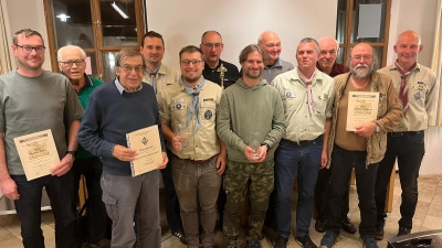 Die geehrten Mitglieder, das neue Lagerleitungsteam, der Ehrenvorsitzende und die Ehrenlagerleiter bei der Hauptversammlung der GSG Sulzbach. (Bild: Armin Kraus)