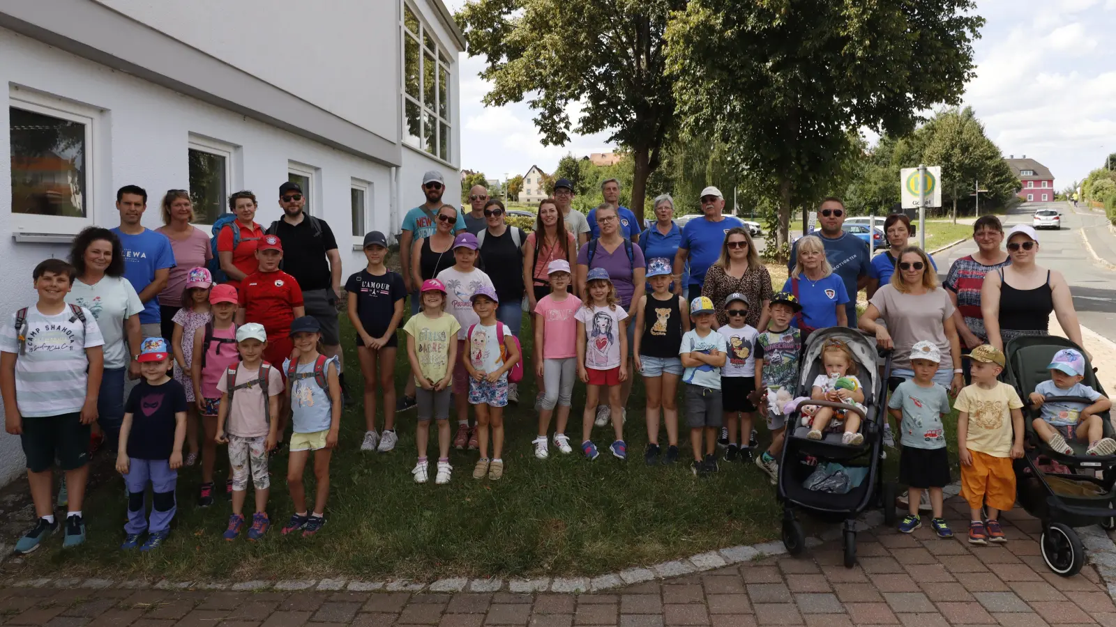 Die Teilnehmer der Wanderung beim Start an der Schulsporthalle. (Bild: Stephan Schmidt)