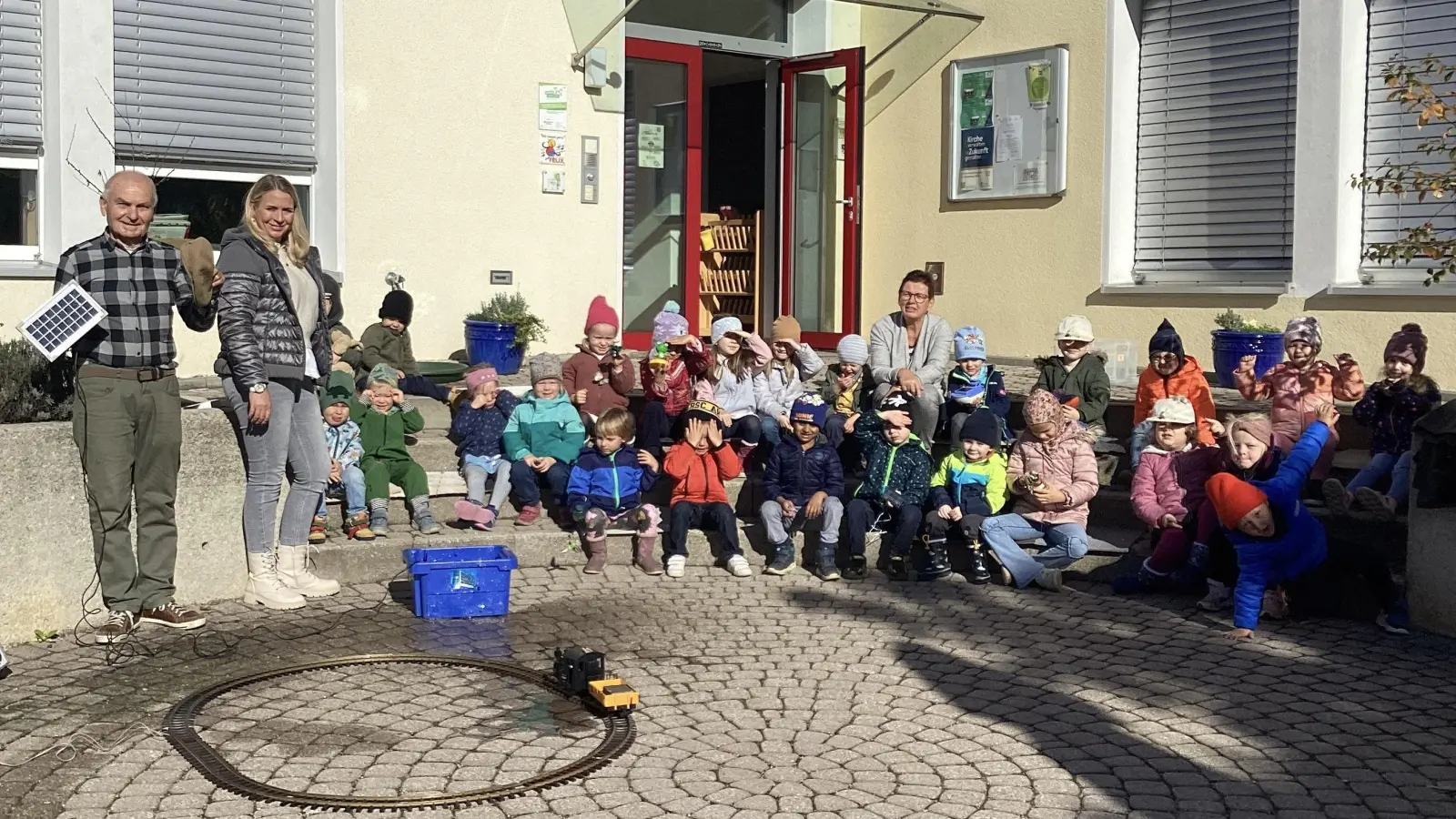 Die Kindergartenkinder mit Hans-Jürgen Frey vom Solarverein, Christine Kölbl, Leiterinn des Kindergartens und Kollegin Silvia Röhl. (Bild: Gabriele Weiß)