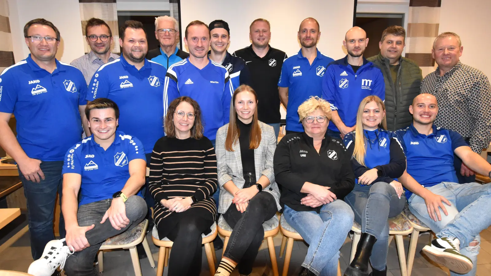 Vorstandschaft und Vereinsausschuss, mit dem wiedergewählten 1.Vorsitzenden Martin Luber (stehend/5. von links) und dem 1.Bürgermeister Dieter Dehling (stehend/2.von rechta) (Bild: Norbert Weis)