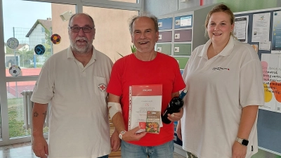 Von links Stllv. Bereitschaftsleiter Richard Meierl, Karl Georg Haubelt, stllv. Sozialdienstleitung Johanna Krämer. (Bild: Kathrin Ruhland)