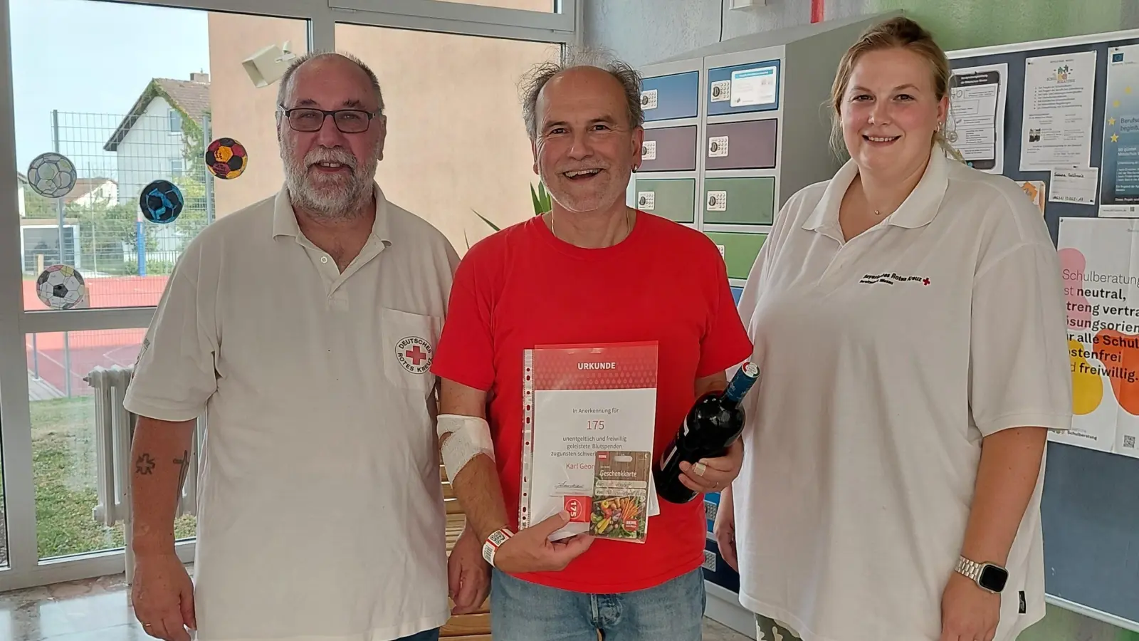 Von links Stllv. Bereitschaftsleiter Richard Meierl, Karl Georg Haubelt, stllv. Sozialdienstleitung Johanna Krämer. (Bild: Kathrin Ruhland)