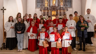 Sechs neue Ministranten beginnen ihren Dienst in Rothenstadt. (Bild: Alfred Bäumler)
