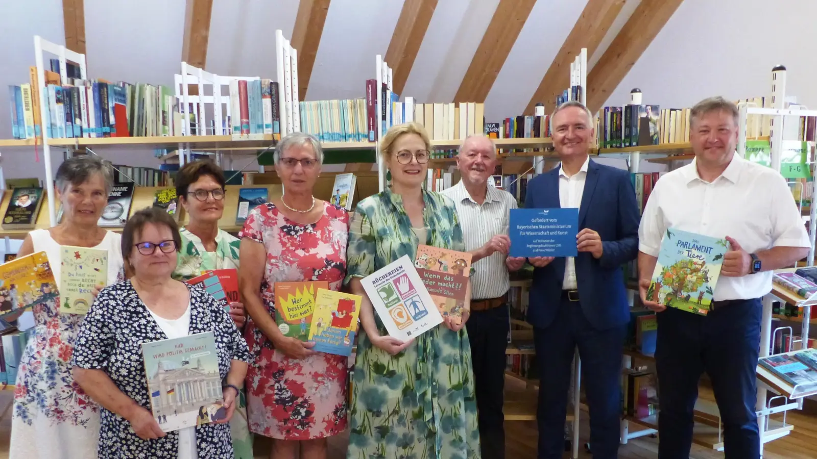 Die Kastler Bücherei bekam vor kurzem einen stattlichen Zuschuss vom St.-Michaelsbund Bayern und der Fraktionsreserve der CSU und der Freien Wähler im Bayer. Landtag. Von li. Christa Kastner, Theresia Otterbein, Steffi Stößel, Elisabeth Weigl (Büchereiteam) Claudia Maria Pecher von St. Michaelsbund, Georg Dürr-Büchereileiter, MdL Harald Schwartz und Bürgermeister Stefan Braun. (Bild: Josef Piehler)