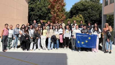 Zum Erinnerungsfoto stellten sich die Schüler der beiden Schulen. (Bild: Ulrike Wirth)