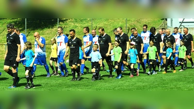 Archivbild: die All Stars des SV Illschwang und der FC Sternstunden(schwarzes Trikot) beim gemeinsamen Einlaufen zum Benefizspiel aus Anlass des 60-jährigen Bestehens des SVI im vergangenen Jahr (Bild: no)