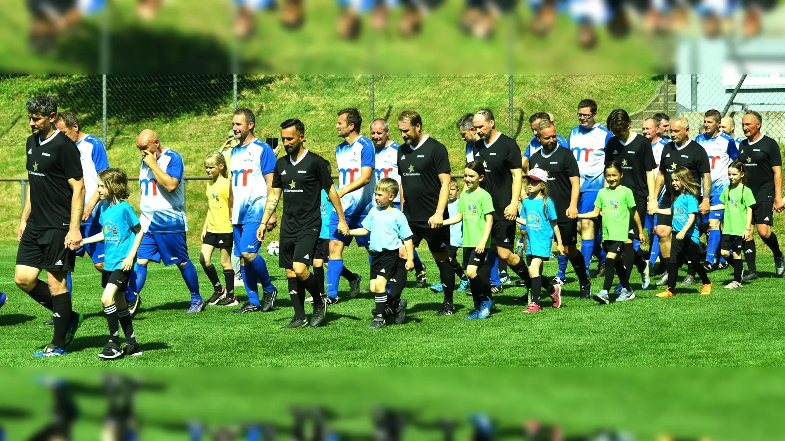 Archivbild: die All Stars des SV Illschwang und der FC Sternstunden(schwarzes Trikot) beim gemeinsamen Einlaufen zum Benefizspiel aus Anlass des 60-jährigen Bestehens des SVI im vergangenen Jahr (Bild: no)