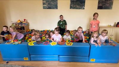 Die Kleinsten präsentierten ihre Kunstwerke am Beckenrand des Bällebad. (Bild: Nairee Gebhard)
