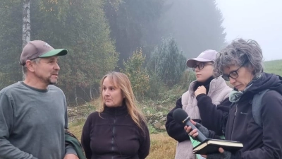 Marion und Martin Wolf aus Immenreuth (links im Bild), von deren Tieren die Fläche im Ehewald bei Nagel beweidet wird, im Gespräch mit der französischen Redakteurin Nathalie Kamileris (rechts) und Elisa Nickl vom MoorGen-Projekt. (Bild: Anke Fähnrich)
