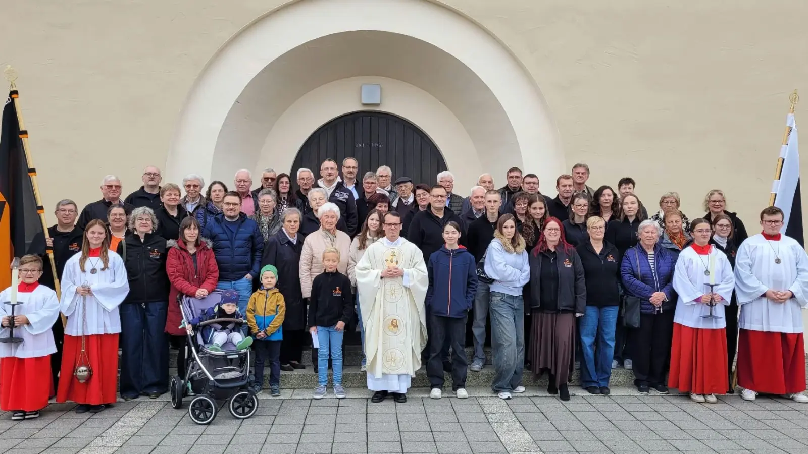 Die Kolpingsfamilie Schwarzenfeld beim Kolpinggedenktag mit Mitgliederversammlung. (Bild: Beate Lobinger)