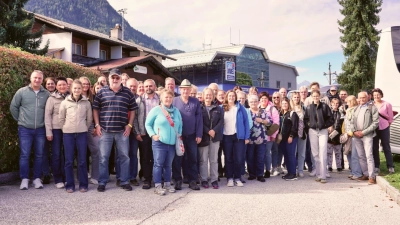 Die Teilnehmergruppe bei der Ankunft in Reith vor der Reitherkogelbahn. (Bild: Wolfgang Raps)