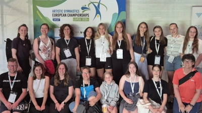 Die Gruppe der Jugendlichen zusammen mit ihren Betreuern beim Besuch des EM Finales (Bild: Iris Zeitler)