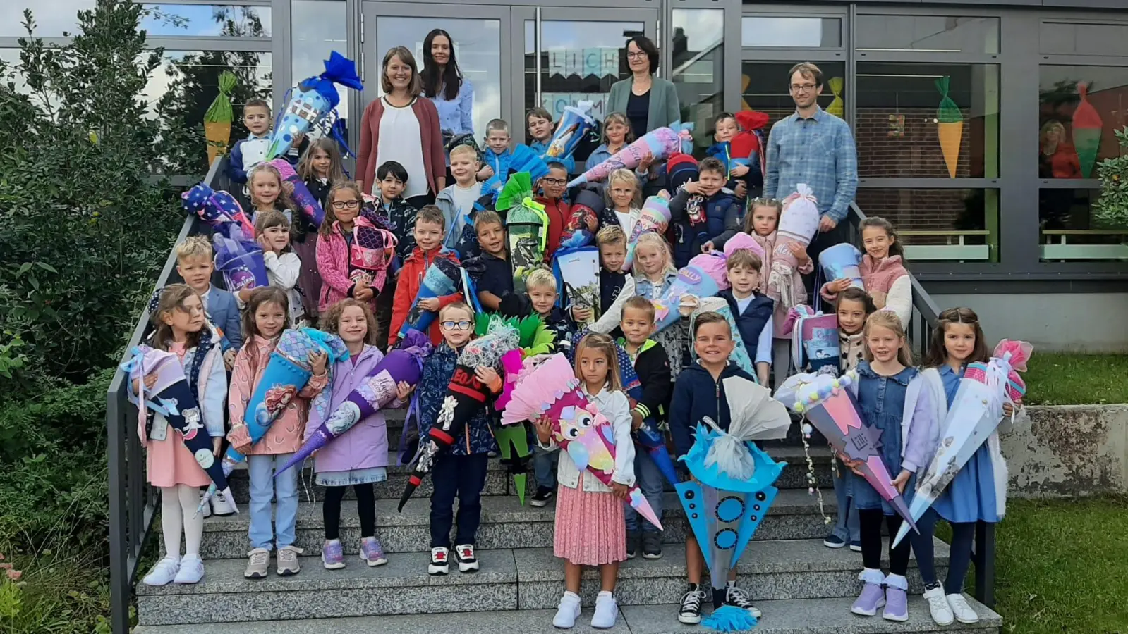 Die 33 ABC-Schützen der Grundschule Luhe-Wildenau mit Rektorin Sandra Landgraf (zweite von rechts) und den Klassenlehrkräften Sabrina Reich, Alexandra Reitinger (von links) und Tobias Roth (rechts). (Bild: Katja Ettl)