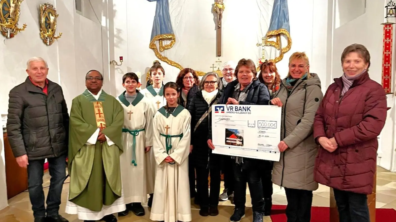 Mitarbeiterinnen der Kolping-Kleiderkiste Schlicht übergeben eine Spende für die Restaurierung der Kreuzberg-Kirchenorgel. (Bild: Georg Weiß)