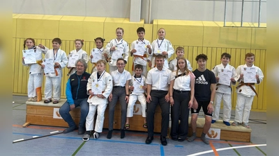 Die U9 und U13 mit den Kampfrichtern und Trainer Manfred Schmid (Bild: Yvonne Lösch)