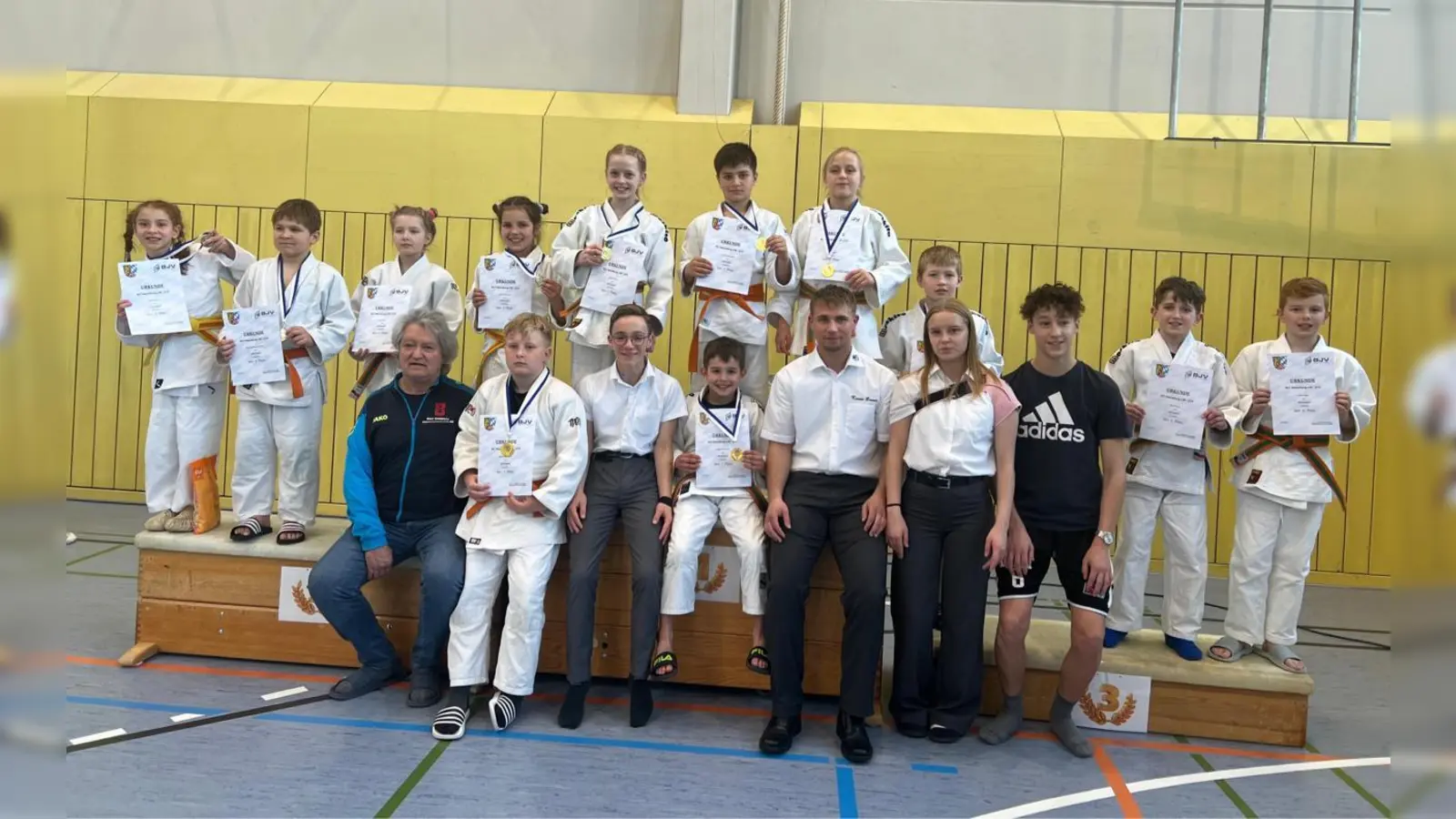 Die U9 und U13 mit den Kampfrichtern und Trainer Manfred Schmid (Bild: Yvonne Lösch)