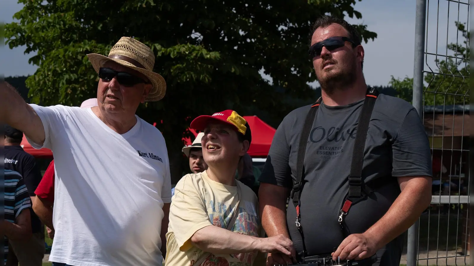 Die Malteser Schwandorf besuchten mit Senioren und Menschen mit Behinderung das 50-jährige Jubiläum des 1. Modellflugsportclub Amberg e. V. und erlebten einen abwechslungsreichen Nachmittag voller spannender Erlebnisse und herzlichen Begegnungen. (Bild: Christian Weber)