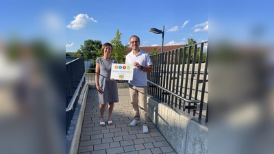 Krisztina Sprenger, Koordinatorin „Bayern barrierefrei” (links) und Matthias Schall, Schulleiter (rechts) bei der Überreichung des Signets (Bild: Erika Ohland)