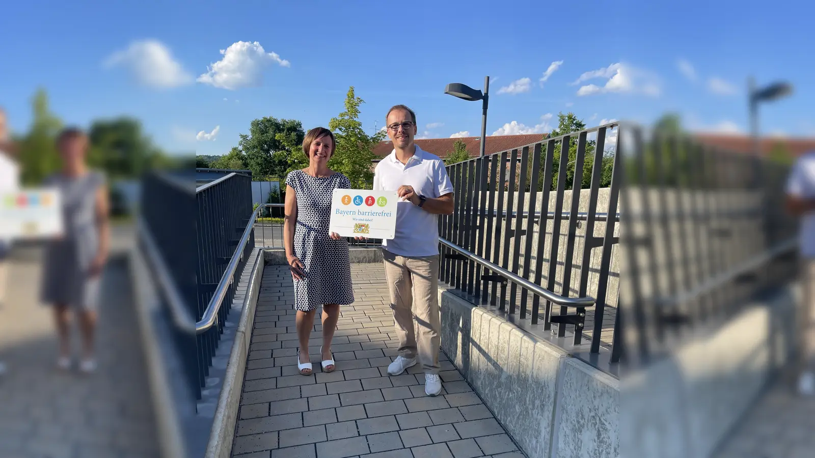 Krisztina Sprenger, Koordinatorin „Bayern barrierefrei” (links) und Matthias Schall, Schulleiter (rechts) bei der Überreichung des Signets (Bild: Erika Ohland)