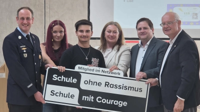 Die Landgraf-Ulrich-Schule Pfreimd erhält die Auszeichnung als „Schule ohne Rassismus - Schule mit Courage”. (Bild: Oliver Fröhlich)