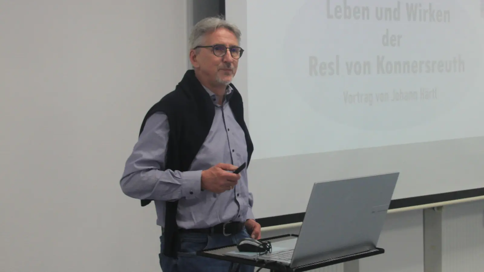 Johann Härtl beim Vortrag der KAB-Tirschenreuth im großen Pfarrsaal über die Resl von Konnersreuth. (Bild: Thomas Pinzer)