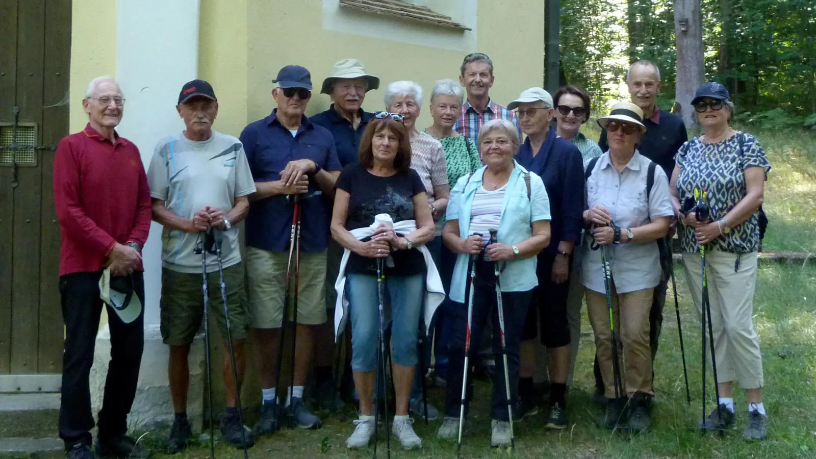 Feierabendspaziergänger des OWV Nabburg vor der Brünnl-Kirche, gut 2,5 Kilometer südlich der Stadt Nabburg. (Bild: Rainer Funker)