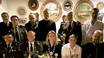 Die Bergschützen aus Gressenwöhr proklamieren ihre neuen Würdenträger (stehend, von links): Georg Schmer (Erster Schützenmeister Tell Vilseck), Alfred Forster (Erster Schützenmeister Eichenlaub Sorghof), Willi Herlitze (Zweiter Ritter), Stadtrat Jonas Dittrich, Oswald Bönisch (bestes Blattl), Manfred Schmidt (Vereinsmeister Luftgewehr); sitzend (von links): Erster Schützenmeister Karl-Heinz Schöpf, Erich Roppert (Schützenkönig), Silvia Bär (Schützenliesl); Simon Bönisch (Jugendkönig) und Gauschützenmeister Werner Wendl.  (Bild: Werner Werndl/exb)